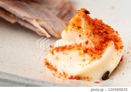 あたりめに添えた七味唐辛子とマヨネーズのクローズアップ 120560635