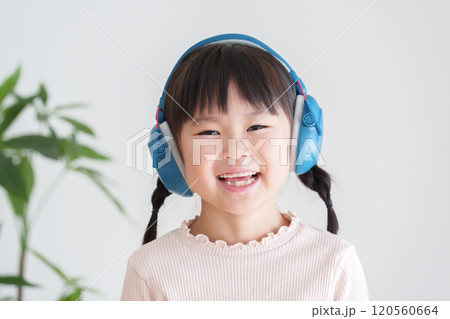 イヤーマフをした聴覚過敏の子供 120560664