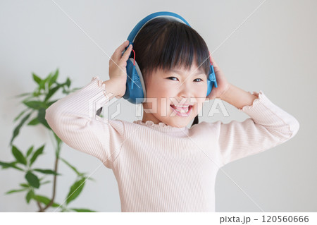 イヤーマフをした聴覚過敏の子供 イヤーマフをした聴覚過敏の子供 120560666