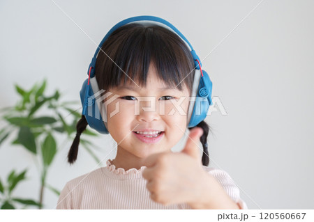 イヤーマフをした聴覚過敏の子供 イヤーマフをした聴覚過敏の子供 120560667