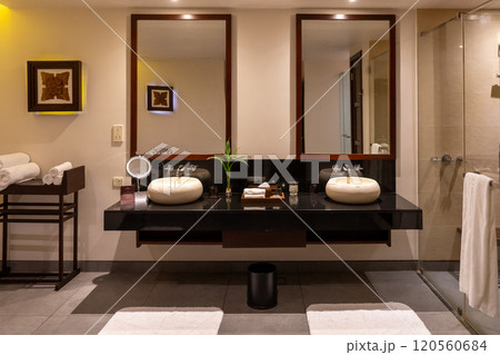 モダンデザインの二面ある洗面台 モダンデザインの二面ある洗面台 120560684