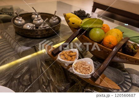 リゾートホテルのウェルカムフルーツとスナック 120560687