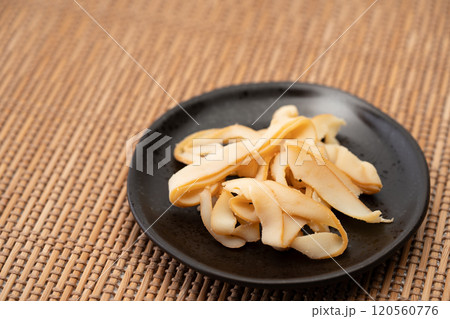 お皿に載ったイカの燻製のスライス(いかくん) お皿に載ったイカの燻製のスライス(いかくん) 120560776