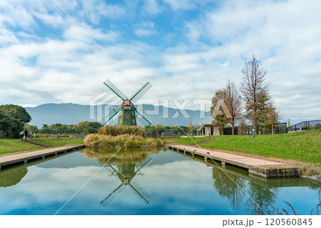 岐阜県海津市　紅葉とオランダ風の風車が美しい秋のアクアワールド水郷パークセンター 120560845