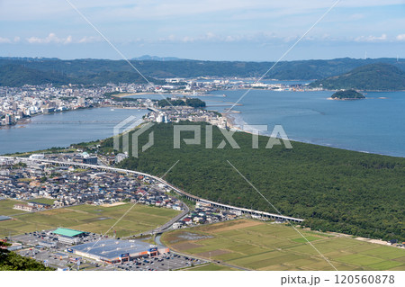 佐賀県唐津市　鏡山展望台から眺める唐津城と唐津湾と虹の松原 120560878