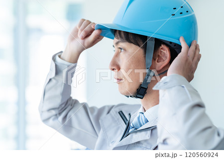 作業服のビジネスマン 120560924