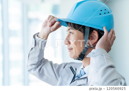 作業服のビジネスマン 作業服のビジネスマン 120560925