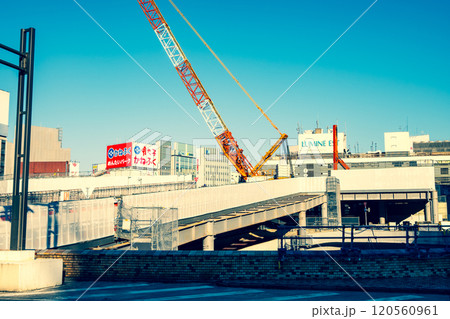 東京再開発 新宿駅西口ロータリーと工事のクレーン 2024.11　d-3 暖色寒色強調 120560961