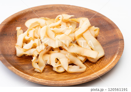 木の皿に載ったイカの燻製のスライス（いかくん） 120561191