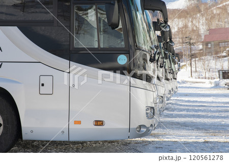 雪の残る駐車場に止められた観光バスイメージ 雪の残る駐車場に止められた観光バスイメージ 120561278