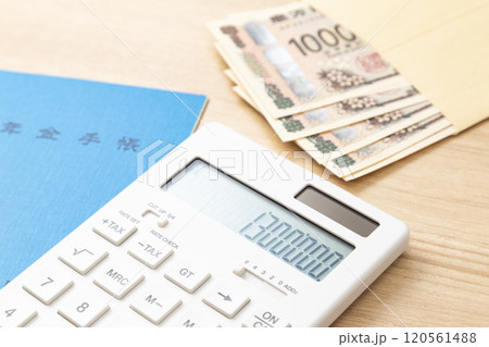130万と表示された電卓と年金手帳 120561488