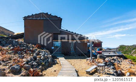 秋の御嶽山登山：二の池ヒュッテ 120561517