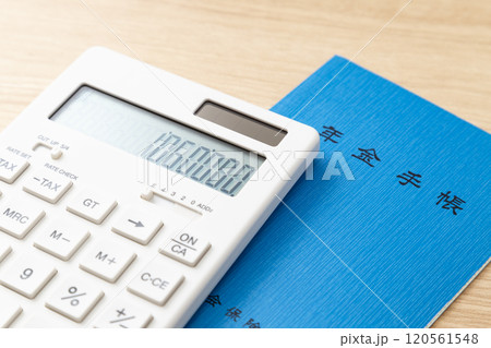 106万と表示された電卓と年金手帳 106万と表示された電卓と年金手帳 120561548