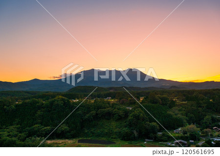 夕暮れの御嶽山 120561695