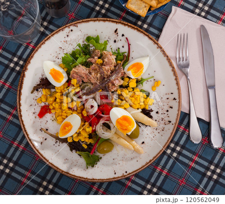 Catalan food. Xatonada, typical salad from Spanish region of Catalonia 120562049