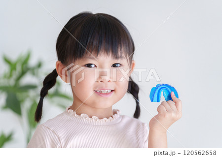 マウスピースで歯列矯正をする子供 120562658