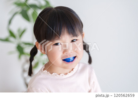 マウスピースで歯列矯正をする子供 120562659