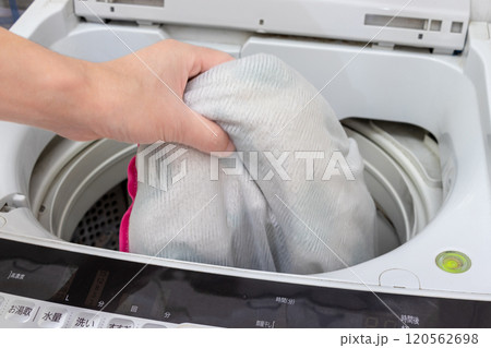 洗濯機で衣類を洗う 洗濯機で衣類を洗う 120562698