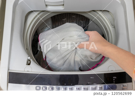 洗濯機から洗濯物を取り出す 洗濯機から洗濯物を取り出す 120562699