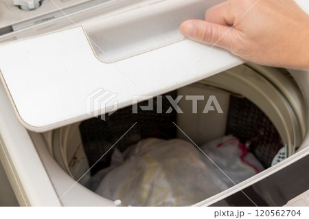 洗濯機の蓋を開ける 120562704