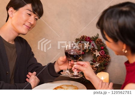 レストランで乾杯するカップル　 120562781