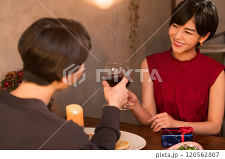レストランで乾杯するカップル レストランで乾杯するカップル 120562807