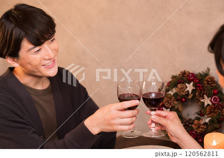 レストランで乾杯するカップル レストランで乾杯するカップル 120562811