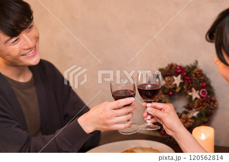 レストランで乾杯するカップル レストランで乾杯するカップル 120562814