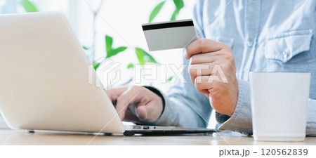 クレジットカードを見る男性の手元 クレジットカードを見る男性の手元 120562839