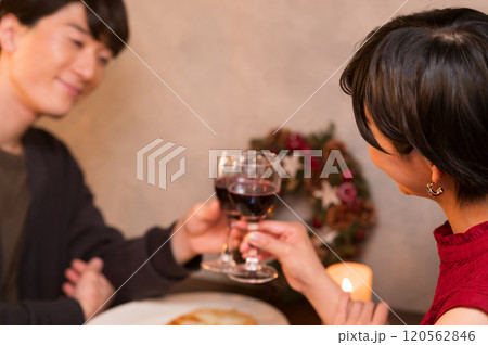レストランで乾杯するカップル　 120562846