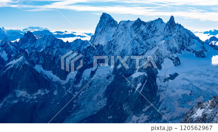 エギーユデュミディ展望台からの絶景　シャモニー針峰群とグランドジョラス　フランス　シャモニー 120562967