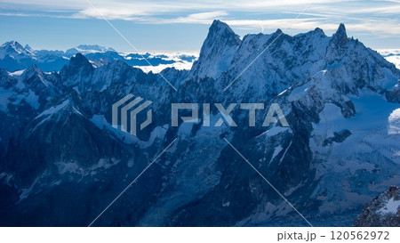 エギーユデュミディ展望台からの絶景　シャモニー針峰群とグランドジョラス　フランス　シャモニー 120562972