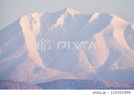 北海道美瑛町から見た夕方の斜陽を浴びている十勝岳連峰のオプタテシケ山の風景 120562990