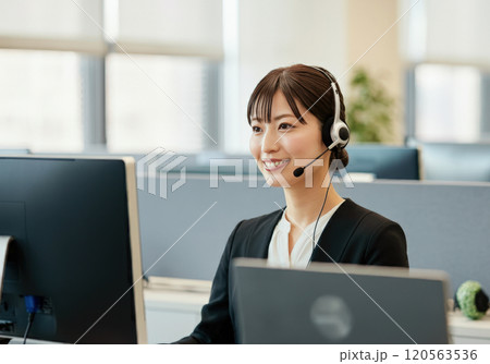 コールセンターで働く美しい女性オペレーター 120563536