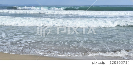 千葉県南房総の波が打ち寄せる海 120563734