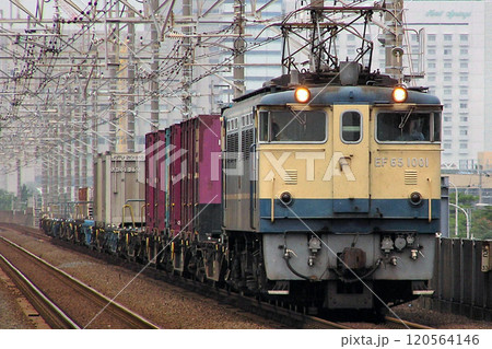 JR千葉貨物駅に向かう貨物列車（EF65形1001号機牽引） 120564146