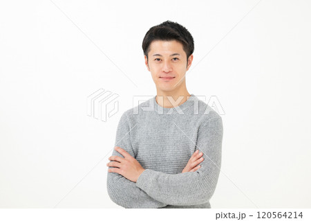腕組みをする男性 120564214