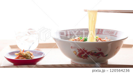 旨辛！豚キムチラーメン 120564236