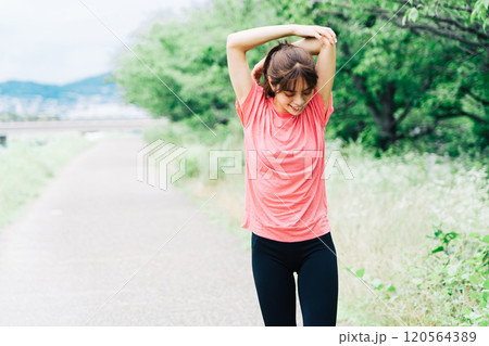 ストレッチをする女性 120564389