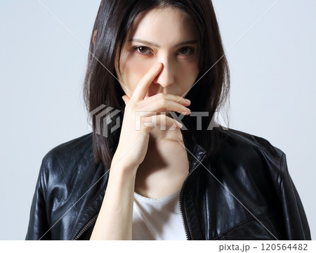 女性のポートレート ビューティーイメージ 革ジャン 女性のポートレート ビューティーイメージ 革ジャン 120564482