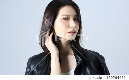 女性のポートレート ビューティーイメージ 革ジャン 女性のポートレート ビューティーイメージ 革ジャン 120564483
