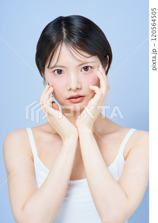 スキンケアをする若い女性 120564505