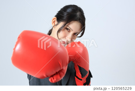 ビジネスウーマン　ボクシングのイメージ 120565229