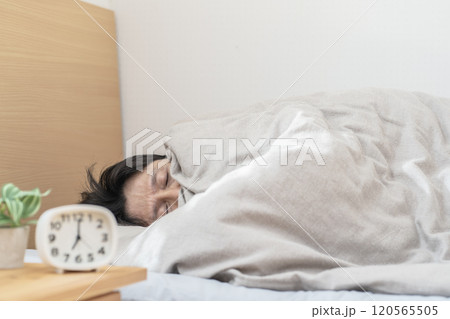 ベッドで眠る男性 寒くてベッドから出られない男性 ベッドで眠る男性 寒くてベッドから出られない男性 120565505