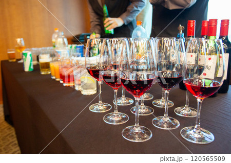 ホテルでの立食パーティー・ドリンクサーブコーナー 120565509