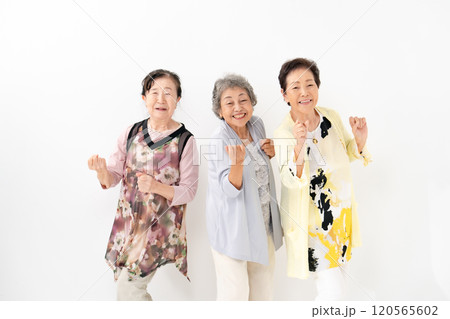 シニア女性 笑顔 踊る シニア女性 笑顔 踊る 120565602
