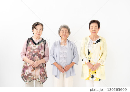 シニア女性 笑顔 ポートレート シニア女性 笑顔 ポートレート 120565609
