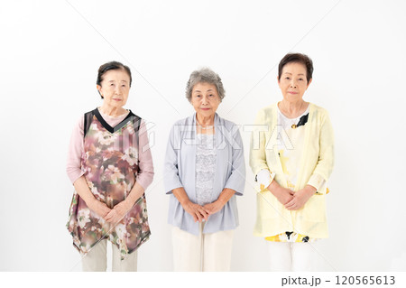 シニア女性　笑顔　ポートレート 120565613