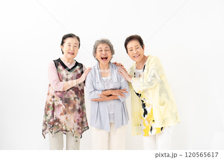 シニア女性 笑顔 ポートレート シニア女性 笑顔 ポートレート 120565617