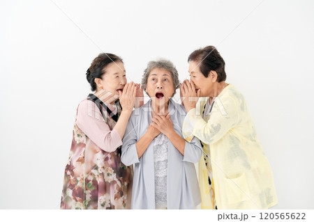 シニア女性 内緒話 驚く シニア女性 内緒話 驚く 120565622